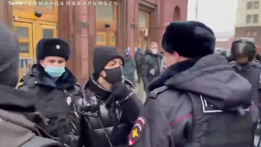 Cảnh sát Nga bắt vợ của thủ lĩnh đối lập Navalny ngay trên đường phố Moscow